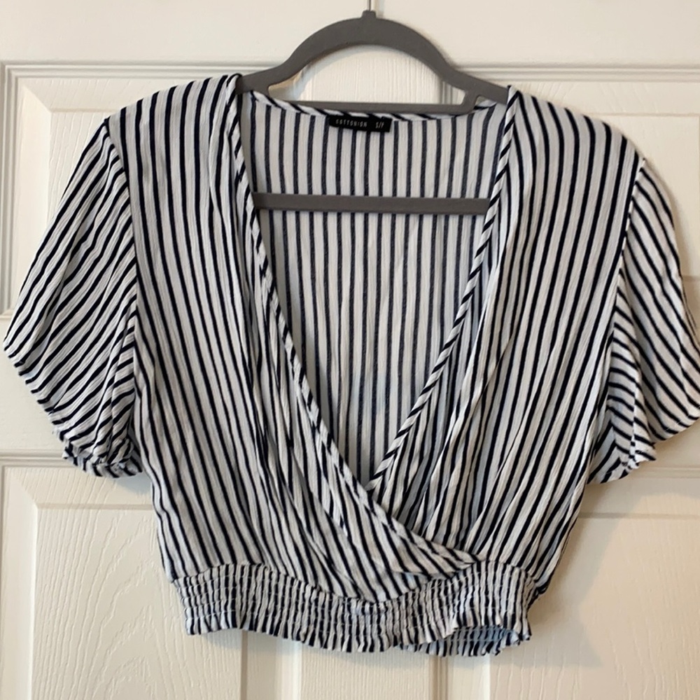 💰 3/$25 BUNDLE 💰 Gorgeous cross front top from Cotton On - worn once